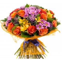 Kwiaty takie jak róże, margaretka i alstromia ułożone w bukiet dostępne w naszej kwiaciarni internetowej.