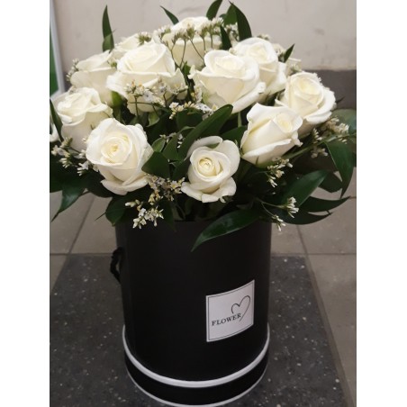 Eleganckie pudełko, a w nim białe róże, które kupicie w kwiaciarni internetowej.
