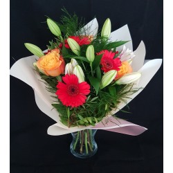 Lilie, gerbery i róże to idealne kwiaty na prezent. Do nabycia w kwiaciarni internetowej.