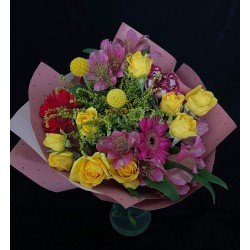 Na terenie Lublina dzięki usłudze poczty kwiatowej możemy dostarczyć kompozycję z żółtych róż, kolorowych gerber i goździków.