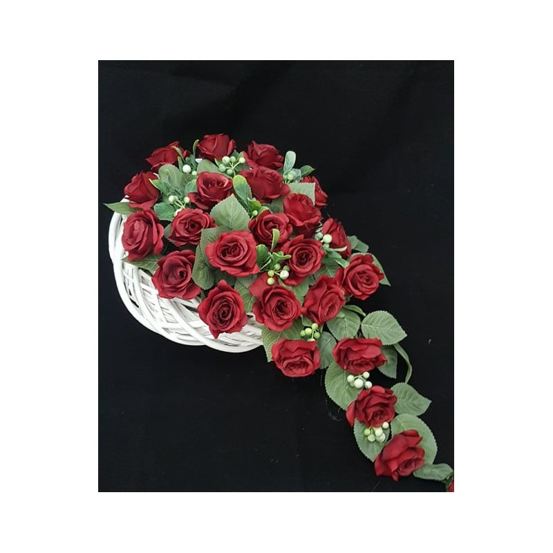 Sztuczne czerwone róże, ułożone w kompozycję z dodatkiem liści winogron, do kupienia w kwiaciarni internetowej w Lublinie.