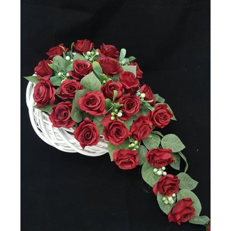 Sztuczne czerwone róże, ułożone w kompozycję z dodatkiem liści winogron, do kupienia w kwiaciarni internetowej w Lublinie.