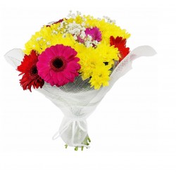 Kwiaty z dostawą to opcja na prezent, a bukiet w kolorach czerwono-różowo-żółtym nada się świetnie.